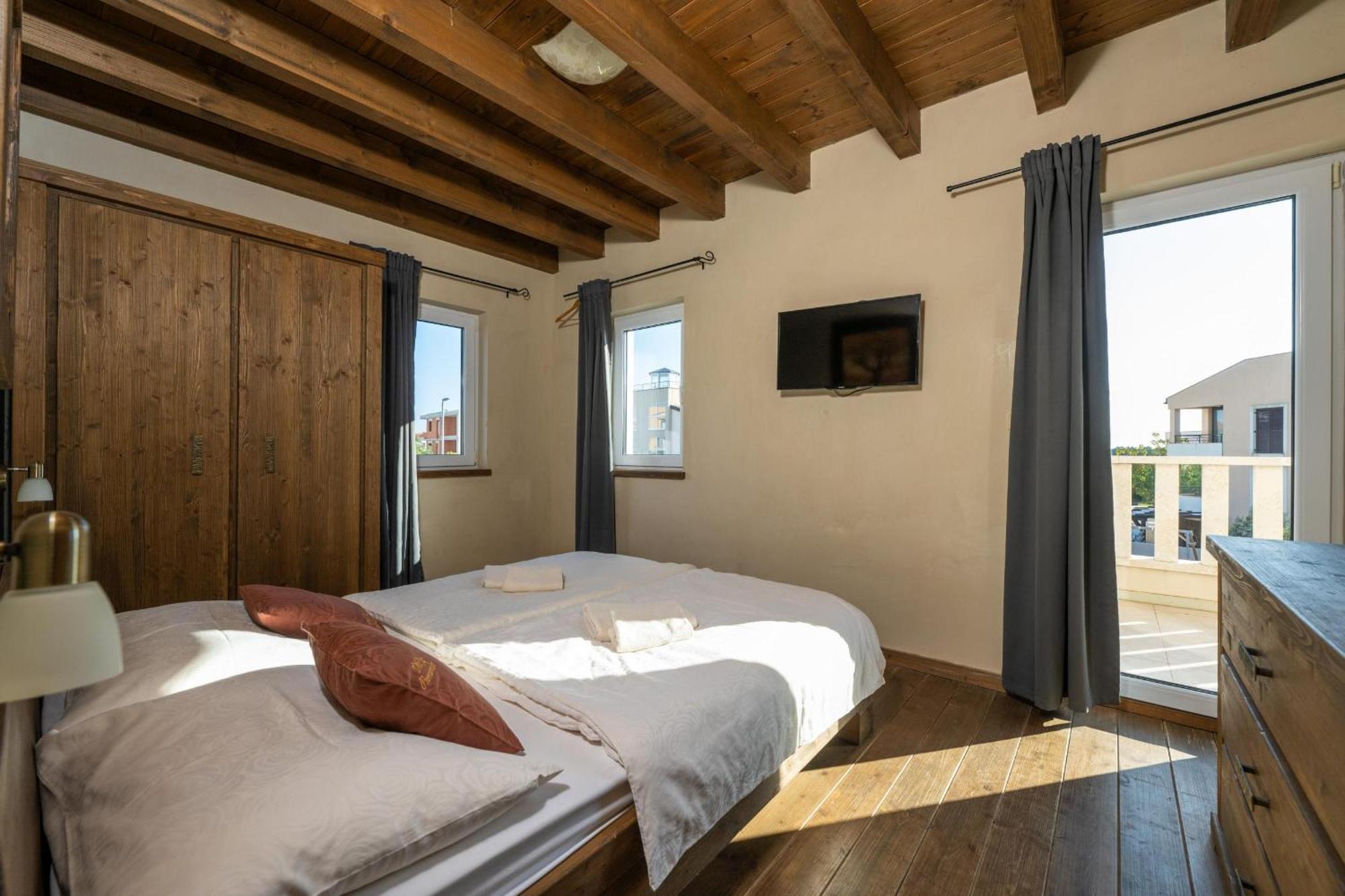 Villa Castagna Near The Sea With Private Pool And Sauna Premantura Eksteriør billede