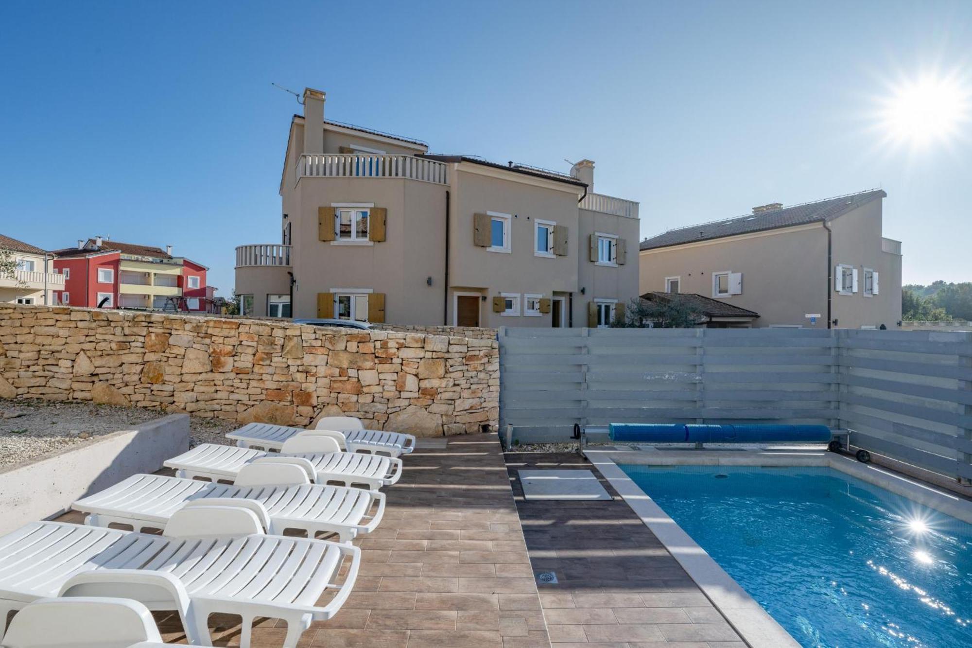 Villa Castagna Near The Sea With Private Pool And Sauna Premantura Eksteriør billede