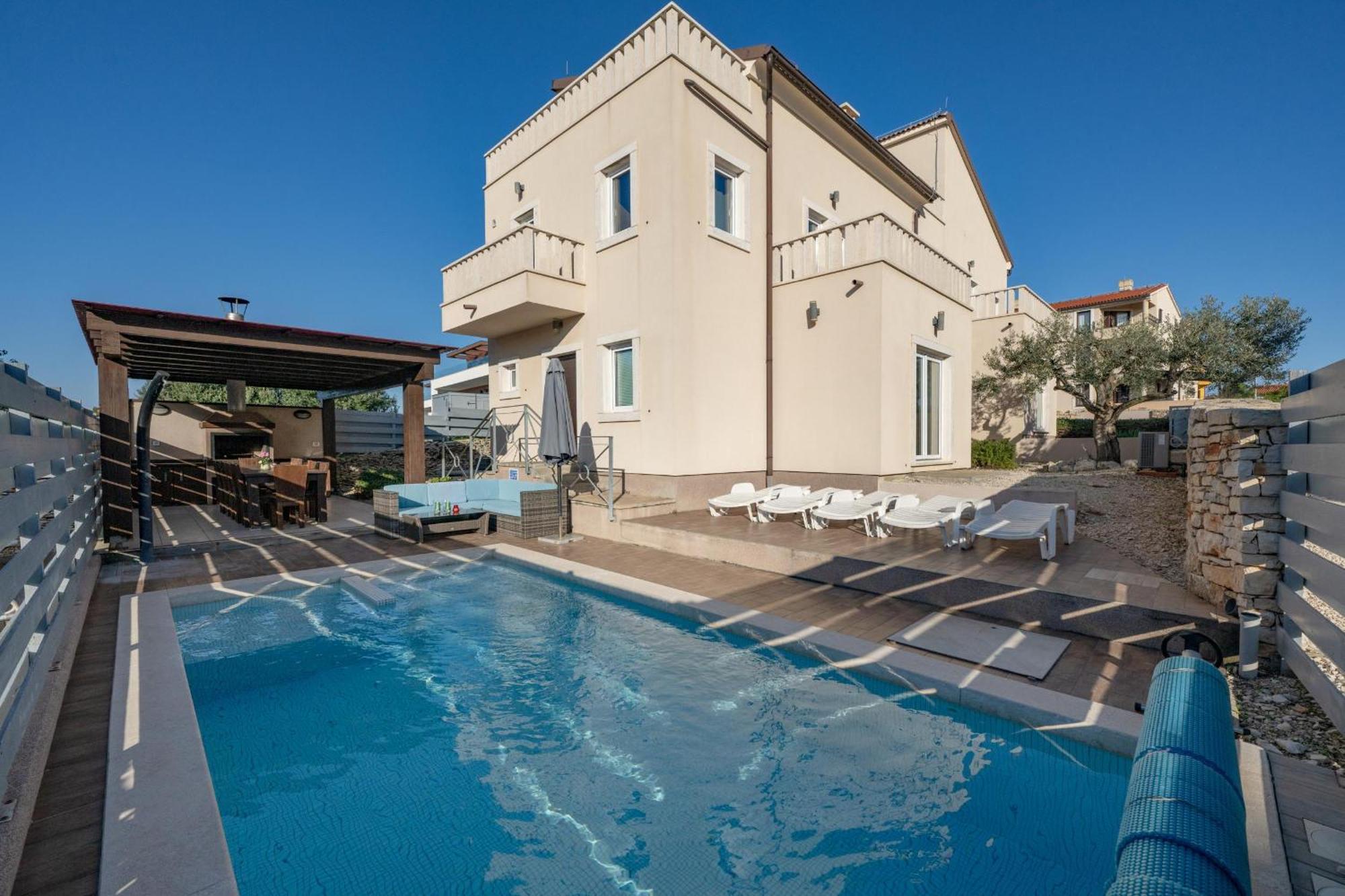 Villa Castagna Near The Sea With Private Pool And Sauna Premantura Eksteriør billede