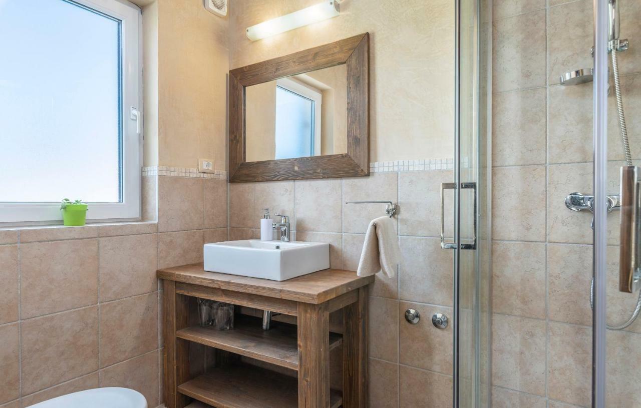 Villa Castagna Near The Sea With Private Pool And Sauna Premantura Eksteriør billede